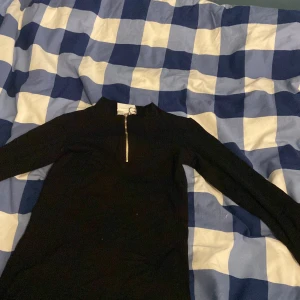 Tröja - Använd typ 3 gånger. Säljer den för 40 kr (+frakt).