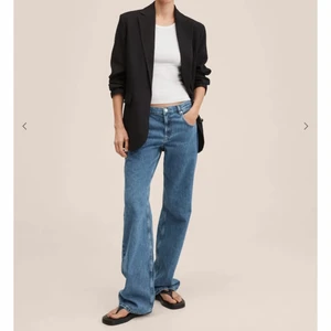 Jeans - Säljer dessa helt oanvända snygga mango jeans i storlek 38, säljs pågrund av att jag beställde fel storlek! 