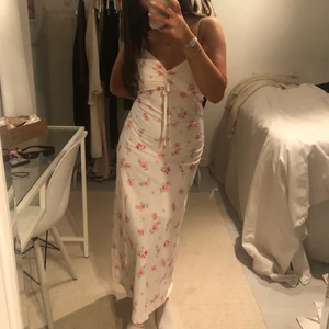 Populär zara klänning - säljer denna populära zara klänningen från shein. helt oanvänd❤️