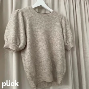 Stickad kortärmad tröja  - Fin stickad från vero Moda. Lånad bild, skriv för egna bilder. ❤️