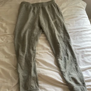 Nike mjukisbyxor - Säljer ett par mjukisbyxor från Nike i storlek M. Säljer byxorna när då det är för små för mig. Använda bara ett fåtal gånger utan några fläckar. Köpta på Zalando.  Vid köp av flera varor så får ni dem billigare!