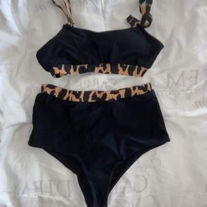 Bikini med högmidjade trosor samt en vadderad topp. Från SHEIN, stl S. 30kr för båda delarna+frakt. 💗
