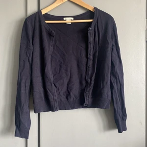 Kofta - Mörkblå kofta med knappt. Stl S