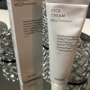 Ansiktskräm - Cosrx cica cream, öppnad för tre veckor sen, ca 85% kvar. Hållbar i ett år. 