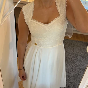 Klänning - Klänning perfekt till skolavslutning eller på sommaren. Köpt på Nelly. Använt endast en gång på en skolavslutning, så den är i jättefint skick 💕