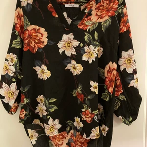 Strl S - Fin blommig blus 