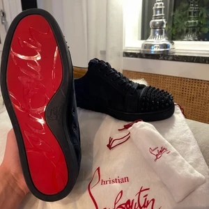 Christian Louboutin - Säljer nu mina eftertraktade mörkblåa Christian louboutins. dem är näst intill oanvända! Dust bag och vita snören ingår. Skicket är därav 9/10 vilket syns på bilderna. Nypris ca 8000kr, Mitt pris 4800. Storlek 42
