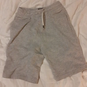 Ett par next. 82 mjukis shorts - Ett par next. 82 mjukis shorts som är rätt använda men är i rätt bra skick inga hål eller märken.