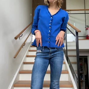 Blå tröja  - Världens finaste blå tröja/kofta i toppskick, som passar perfekt till ett par jeans och det svala höstvädret! 💙(säljer bara för att den är lite för stor för mig)