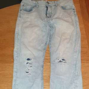 Skinny super stretch jeans  - Ljusblå stone wash med slitningar. HM super skinny modell. Hålen på knäna är lagade inifrån med ett mörkare tyg. Beninnerlängd 72 cm. Midja ca 78 cm med resårband inuti så det går att justera. Oklar storlek men trol 165 cl. Sparsamt använda.