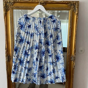 Blå mönstrad kjol - Superfin lång kjol med blått och fint mönster och diskreta volanger. Knappt använd. Meshliknande material men inte alls genomskinlig. Kan bäras både hög och lågmidjat! Skriv för bilder på💕