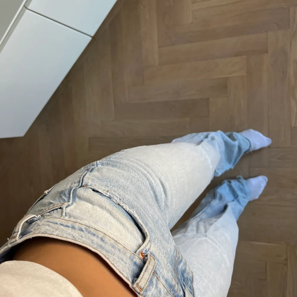 Långa i benen, är 175cm lång. Men alla Idun jeans är fransade nertill så det är enkelt att klippa av själv.  Ordinariepris 599kr. Jeans & Byxor.