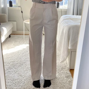 Vita raka kostymbyxor - Använda ett par gånger bara och är i jättefint skick. Perfekt passform verkligen och är höga i midjan. Jag är 170 cm och har ganska långa ben. Strl 36 från H&M! Säljer då jag har ett par likadana!