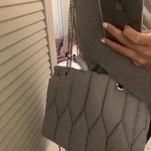 Zara väska - Säljer min fina väska från Zara! Den är som helt ny, inte alls mycket använd. Skriv till mig om ni vill ha fler bilder🫶🏽