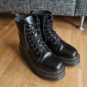 Dr. martens - Jadon platå - strl 39 - Dr martens jadons strl 39. Endast använda någon månad så i fint skick! Har även smort lädret regelbundet så det finns bara några enstaka repor fram på tårna. Skicks pm för fler bilder❤️