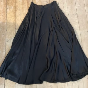 Kjol från H&M Trend 34-36 - Säljer en H&M trend kjol, cirkelskuren i svart. Använd ett fåtal gånger så i bra skick. Storlek 34 men passar även 36.   Nypris 499kr.