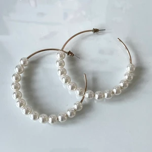 Stora ringar/örhängen med pärlor - Stora ringar med (plast)pärlor! Endast provade. Minns tyvärr inte var de är ifrån, men tror Lindex! Frakt tillkommer. 