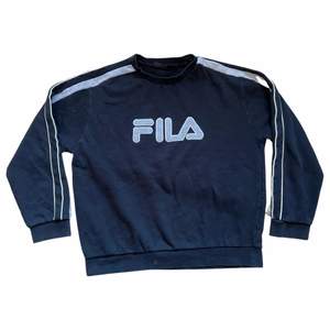 Vintage Fila sweatshirt i perfekt skick. Fin urtvättning utan defekter. Storlek XXL men sitter som en XL.