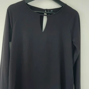 Svart överdel - Svart långärmad överdel. Lite nopprig men annars i bra skick. Priset är exklusive fraktavgift 