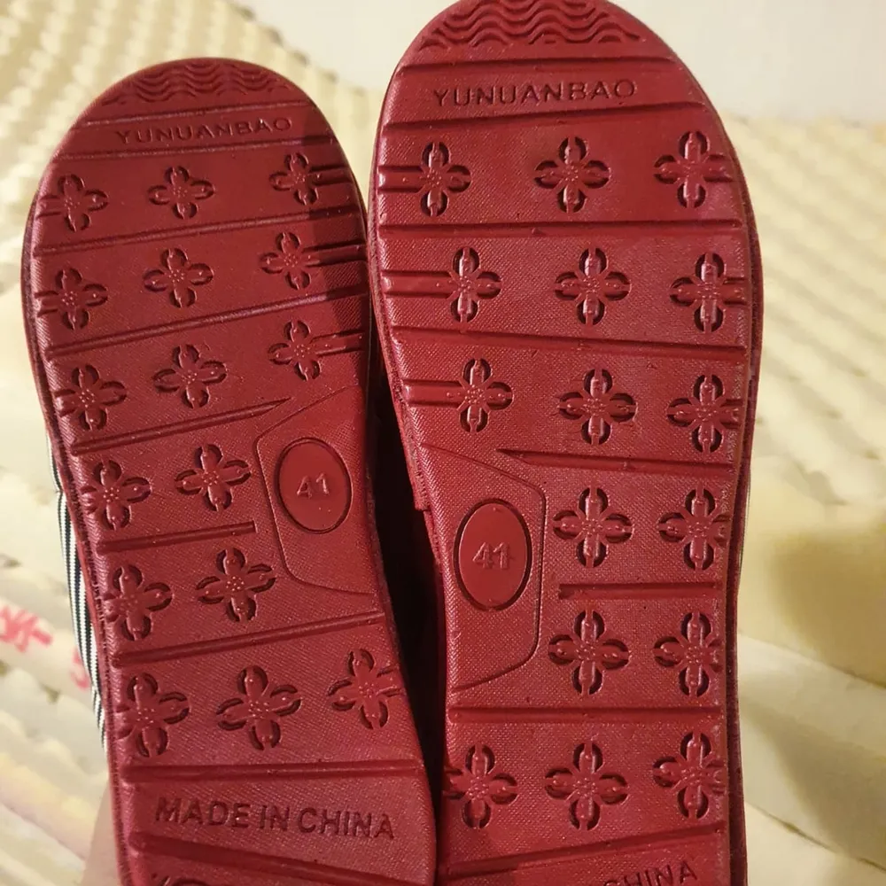 Helt nya sandaler med fluffig röd. Skor.