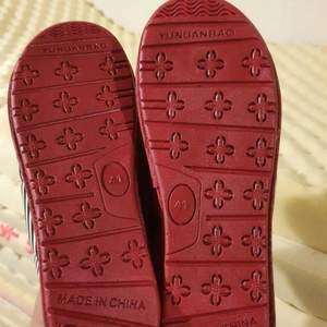 Helt nya sandaler med fluffig röd