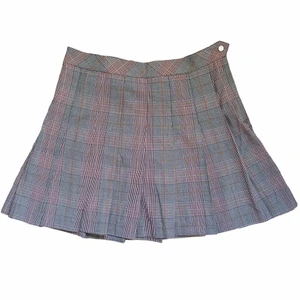 grå rutnät kjol - en grå rutnät kjol med oranga detaljer, köpt på H&M och aldrig använd, endast provad 💖