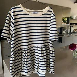 Tröja  - Knappt använd, rensar garderoben. Pris kan diskuteras.💞