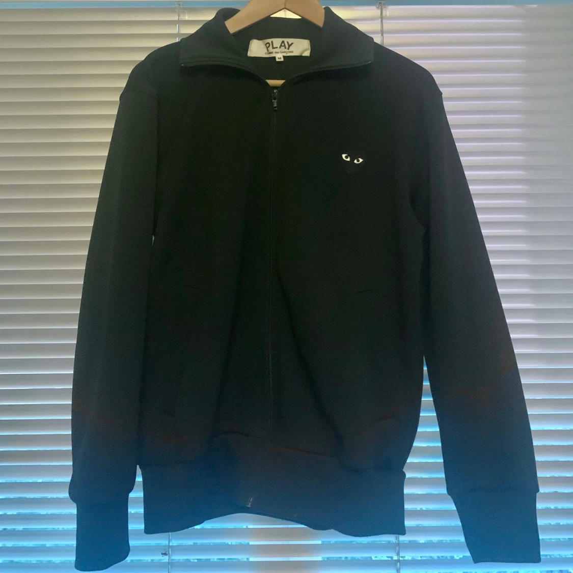 CDG PLAY BLACK HEART ZIP TRACK TOP