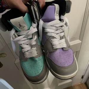 Skor  - Hej. Säljer min bros skor då dom för små. Box finns ej inget kvitto. Finns ingen scann i dom. Knappt använda 