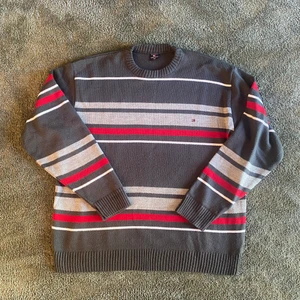 Tommy Hilfiger tröja🥰 - Typ den skönaste tröjan jag äger men kommer inte till användning ): fett oversized och varm så verkligen perfekt för hösten🥰