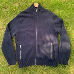 Marinblå full zip sweatshirt  - Marinblå full zip sweatshirt från mango. Som ny, använd ca 7 gånger. storlek ”L”. Köparen står för frakten. Inget återköp. 