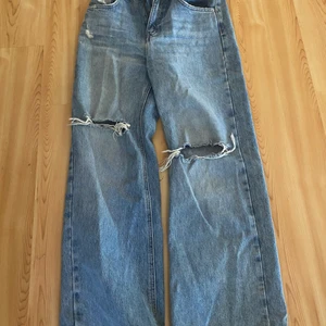 Blåa jeans me hål i - Säljer dem här jeansen som jag knappt användt för tyckte inte dem passa mig💞 Skriv för fler bilder eller frågor 
