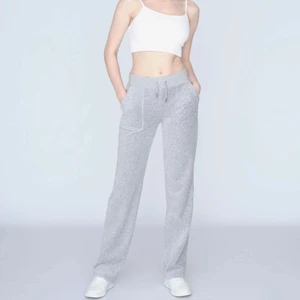 Juicy byxor - Juicy byxor köpta i april ungefär men fortfarande i fint skick. Säljer pga att jag tycker de är för små. Tvättas innan jag skickar dom.  Kan skicka fler bilder ifall någon vill ha det.  Ifall det är fler intresserade så blir det budgivning.