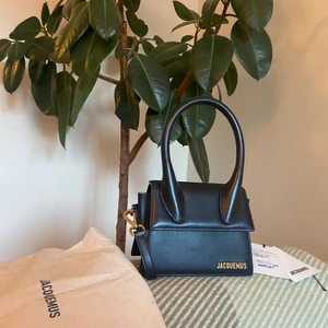 Jacquemus väska  - Hej,   Jag säljer min Jacquemus väska modell: Le Chiquito Moyen.  Prislapp och dustbag finns men har tyvärr inte kvittot för fick den i present. Den är köpt på Nathalie Schutterman för 1 år sen.   Den har en repa som syns i vissa ljus annars är den som ny