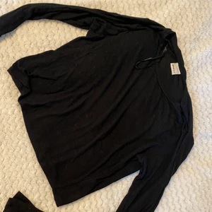 Tunn tröja - Fin tunn tröja som formar sig efter dig. Lite kortare i modellen. Funkar för M o L personer ❤️