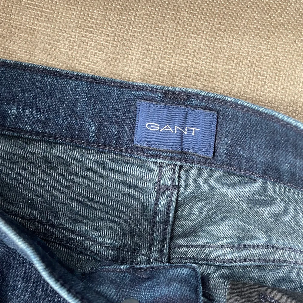 Snygga jeans från gant med flair i benen. . Jeans & Byxor.