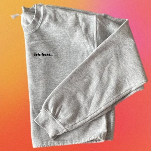 Croppad sweatshirt  - Snygg sweatshirt köpt på Urban outfiters, har ett gummiband som går att dra åt vid midjan.