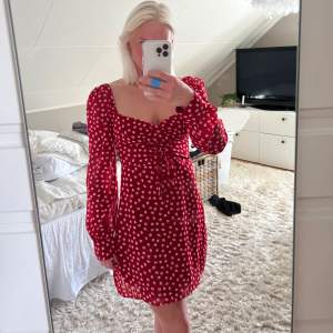 Adoore klänning ”Mykonos dress red” stl 34. Super fin klänning som är i nyskick. Nypris 1195kr nu 850kr  Kolla länken för bättre bilder👇🏼 https://adoore.se/collections/dresses/products/mykonos-dress-red