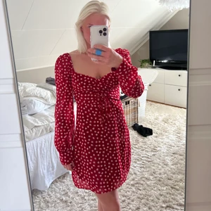 Adoore klänning  - Adoore klänning ”Mykonos dress red” stl 34. Super fin klänning som är i nyskick. Nypris 1195kr nu 850kr  Kolla länken för bättre bilder👇🏼 https://adoore.se/collections/dresses/products/mykonos-dress-red