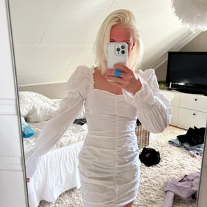 Klänning - Vit klänning från NA-KD i storlek 34. Aldrig använd pågrund att att jag köpte den som en reserv klänning till studenten men den blev inte använd. Nypris 499kr.