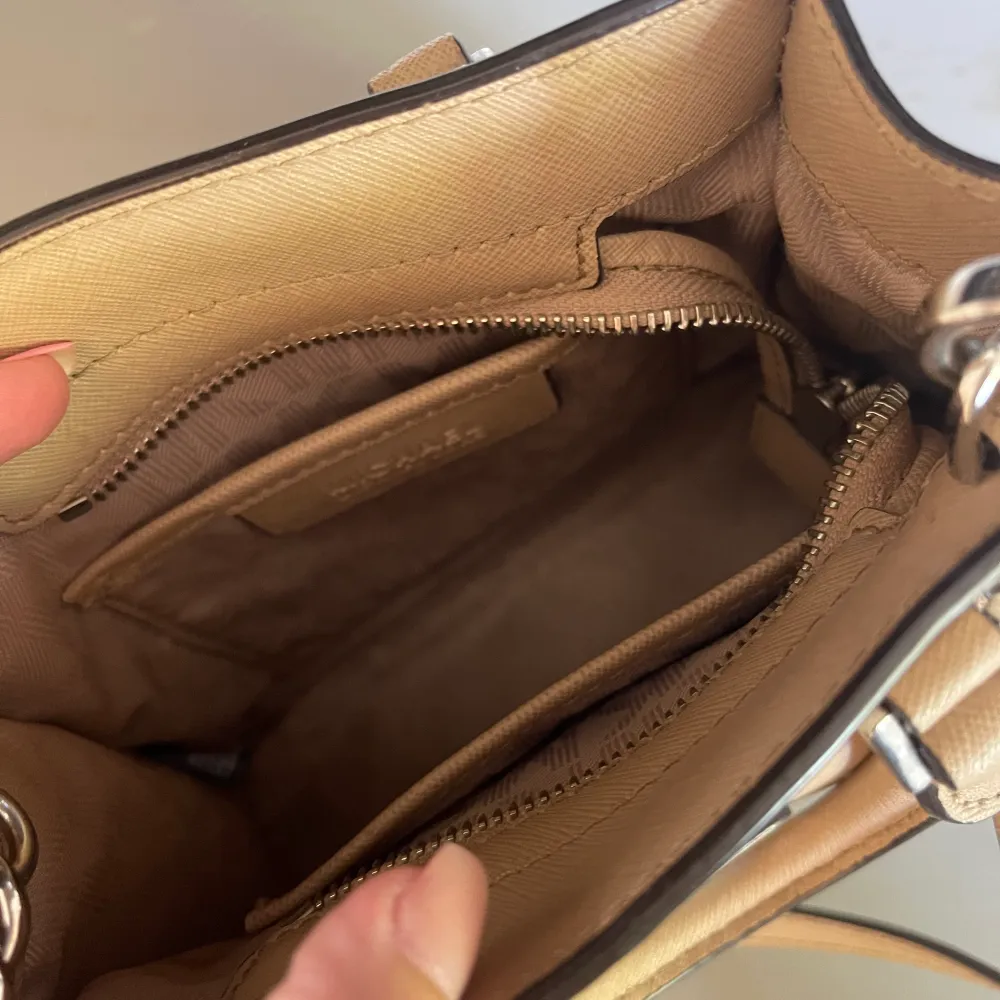 Säljer min Michael kors väska jag fick för några sen. Inköpt på Michael kors i mall of Scandinavia. Säljer den billigt då jag tyvärr inte har kvar kvittot. Den är väldigt sparsamt använd. . Laukut & Käsilaukut.