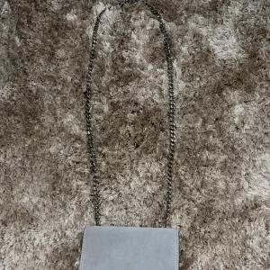 Vacker ljusgrå Axelväska - Jätte söt lite mini axelväska som sitter snyggt med ett par jeans och skjorta!😍 