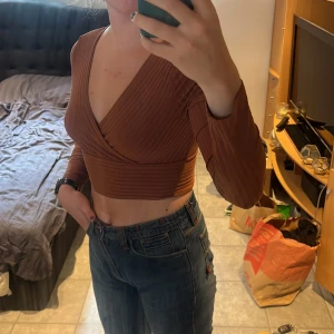 Långärmad topp - Mycket fint skick, säljer då den inte kommer till användning.😊 Strechigt material, liten i storleken 