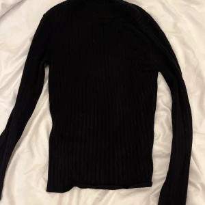 Lång krage, tight svart tröja - För liten för mig som jag storlek m vanligtvis, nästan aldrig använd (mycket bra skick)