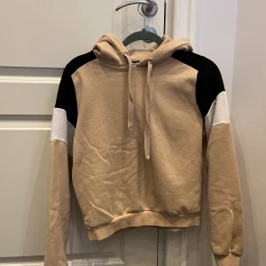 Hoodie  - Hoodie från Newyorker i storlek S. 100kr köparen står för frakten!🤍