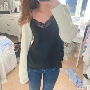 Vit bolero - Snygg vit bolero från Hm. Köpte för 1 år sen men har knappt kommit till användning så säljer den vidare❤️ 