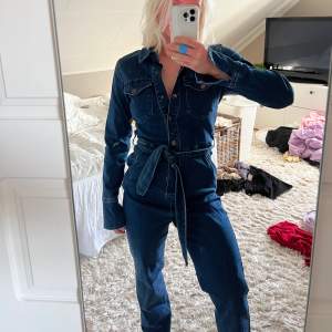 Stretchig Jumpsuit från NA-KD nästan helt oanvänd 