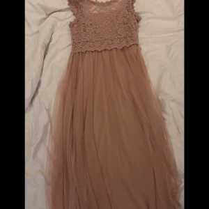 Festklänning - Mycket fint skick. Aldrig använt. Storlek S/M