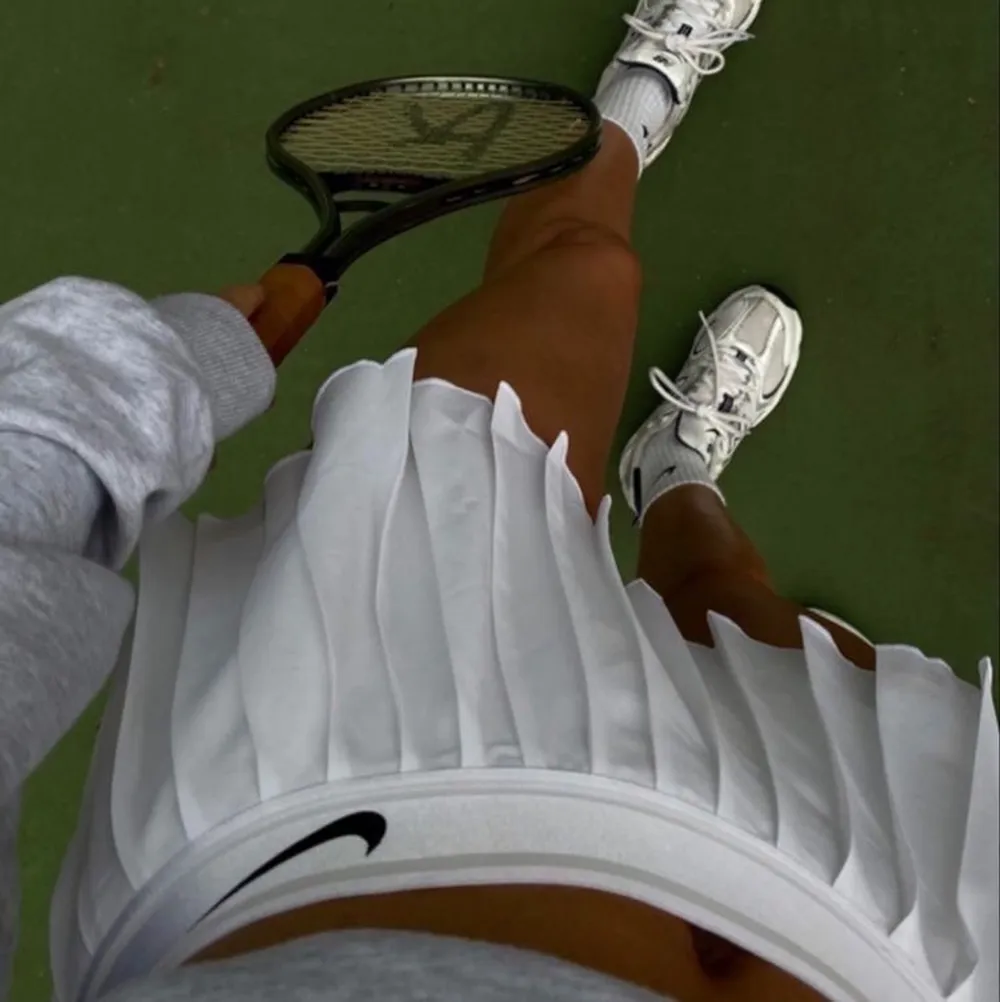 Säljer denna skit snygga tenniskjol då den aldrig kommit till användning, det är ”inbyggda” shorts under.  Köpt för ca 600kr Köparen står för frakten!📦💞. Kjolar.