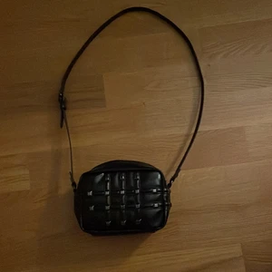 Zara väska med nitar (ej spårbar frakt!!) - Säljer denna super fina zara väska som jag köpte i höstas, jag säljer den pågrund av att den inte kommer till användning tyvärr. Jag har använt den fåtal gånger och det är inga märken osv. Super fin nu till hösten då man kan ha den till allt! 